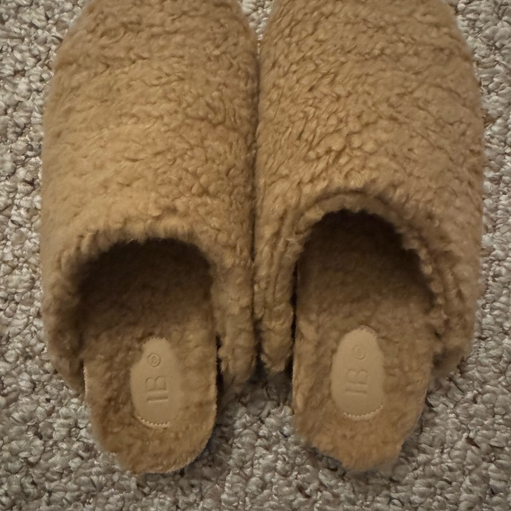 Women’s IB slippers NWOT size 8 Never worn. Comes with dust bag.